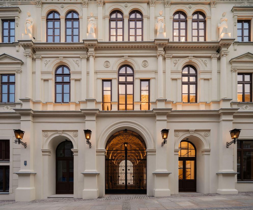 Odnowiona eklektyczna fasada Teatru im. Stefana Żeromskiego w Kielcach, z czterema posągami muz teatralnych i kunsztownymi detalami architektonicznymi. Obiekt nominowany do Nagrody Miesa van der Rohe 2026. Więcej o rewitalizacji przeczytasz na Architektura Murator Plus.