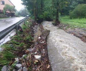 Zalane ulice i posesje. Trudna noc w gminie Goleszów w powiecie cieszyńskim