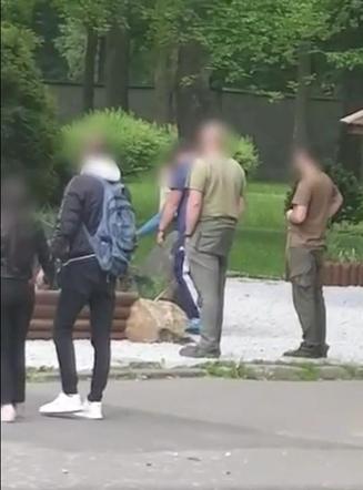 Szokujące sceny w zoo! Dziecko zjeżdżało po wybiegu, rodzice na wszystko patrzyli