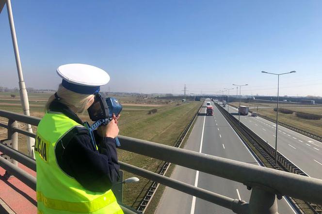 Policjanci z Poznania ze specjalnym fotoradarem kontrolują jeżdżących na zderzaku!