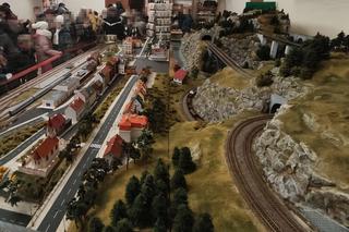 Słynna szopka działa pomimo kryzysu. Warszawiacy chętnie przyglądali się ruchomym rzeźbom