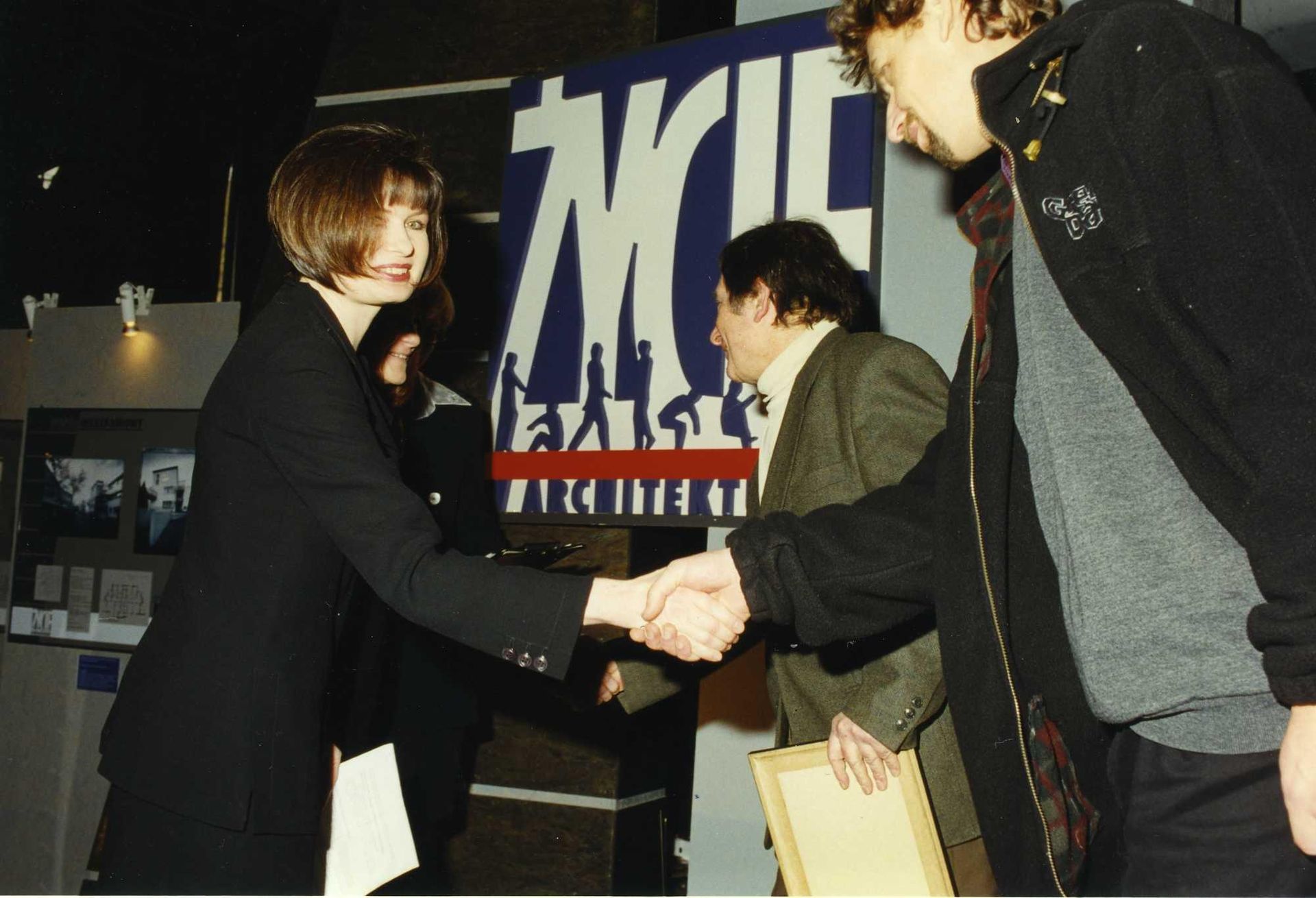 Wręczenie nagród w II edycji konkursu ŻYCIE W ARCHITEKTURZE, po lewej Ewa P. Porębska