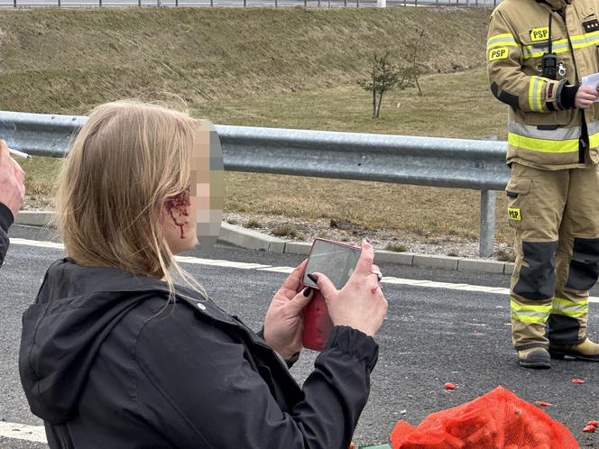 Horror w powiecie wołomińskim. Przerażający wypadek. Honda koziołkowała przez kilkadziesiąt metrów