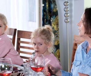 M jak miłość odc. 1818. Marysia (Małgorzata Pieńkowsk),bliźniaczki Emilka i Zuzia (Julia, Marcelina Kempka)