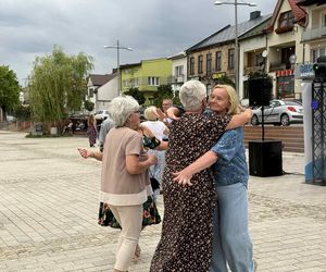 Starachowickie potańcówki na Rynku. Międzypokoleniowa zabawa pełna radości! Zobacz niezapomniane zdjęcia