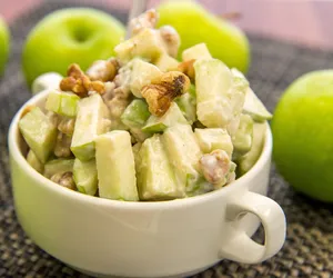 Surówka z jabłka na sałacie. Z orzechami i miodem smakuje wyśmienicie