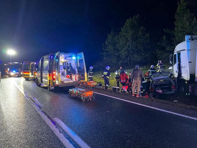 Tragedia na S10 w Toruniu. Tir roztrzaskał osobówkę. Dwie osoby nie żyją, jedna ranna