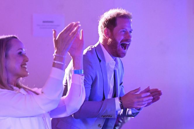 Książę Harry w niebezpieczeństwie! Psychofanka czyhała na niego w toalecie i "mamrotała"