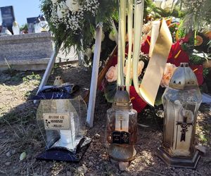 Pogrzeb Justyny i Zbigniewa. Ich groby utonęły w białych kwiatach