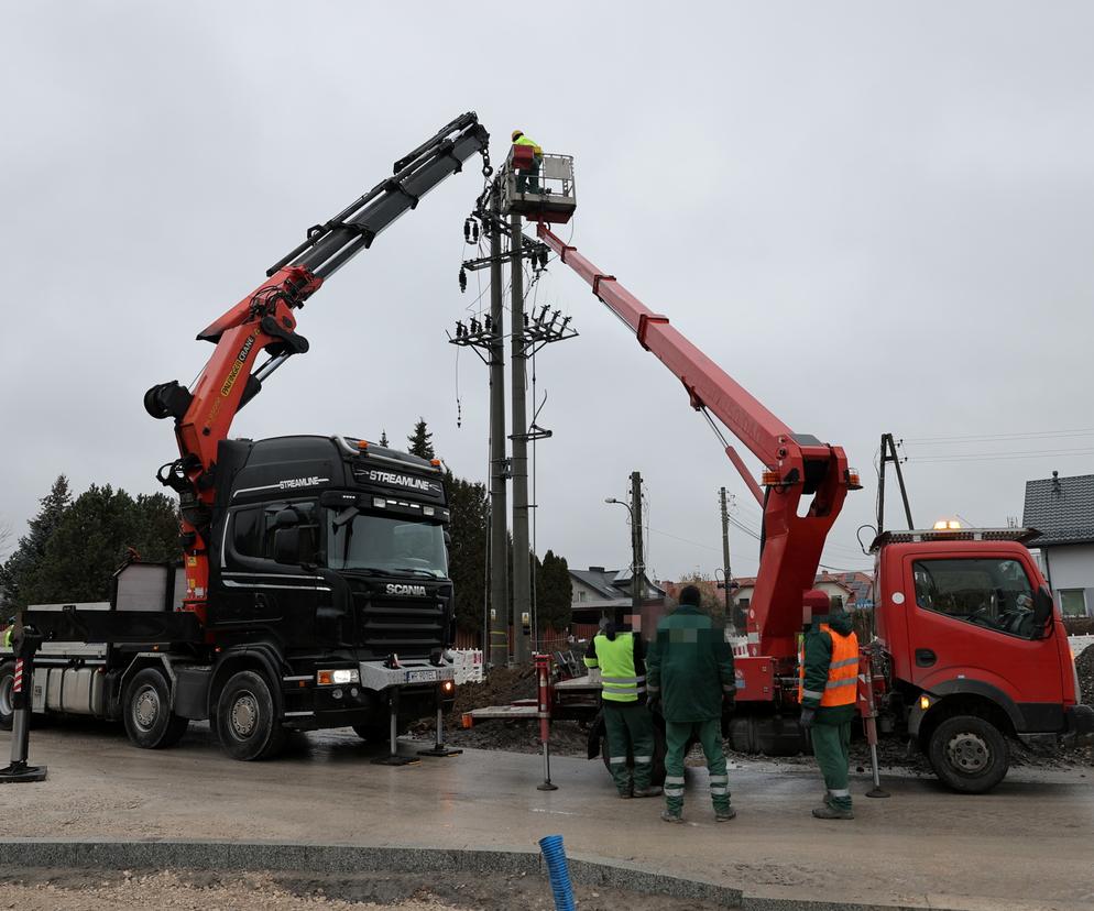 Budowa ronda wstrzymana przez słup energetyczny stojący na środku. Urzędniczy absurd na ul. Kadetów 