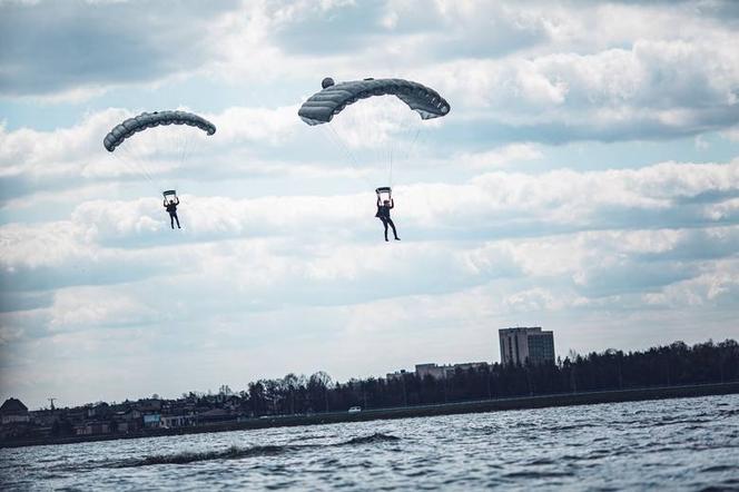 Wielka akcja w Rybniku! Wojskowe helikoptery, żołnierze na łodziach i spadochroniarze