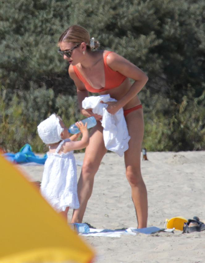 Kasia Tusk w bikini na plaży z rodziną