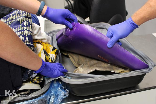 Ponad 8,5 kg heroiny ukrytej w walizkach podróżnych