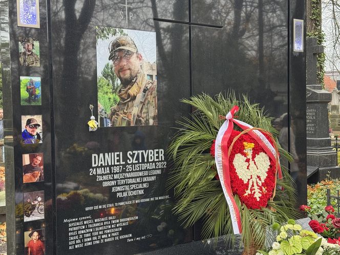 Tak wygląda grób Daniela Sztybera w Święto Zmarłych. Polski żołnierz oddał życie za Ukrainę