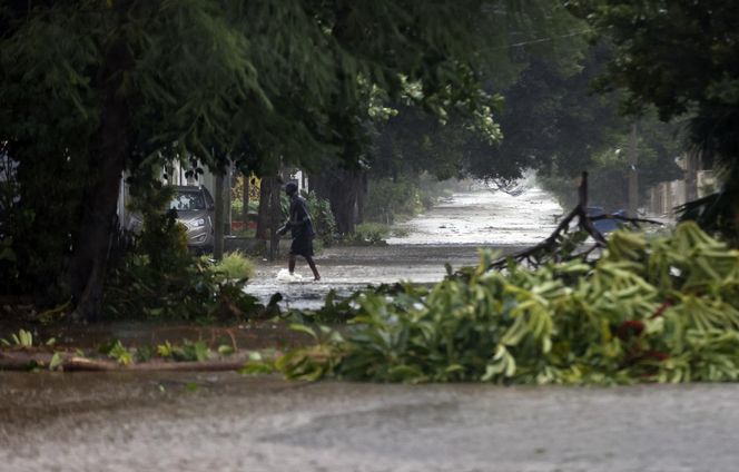 Huragan Rafael sieje spustoszenie. Tysiące domów zniszczonych, kraj odcięty od prądu