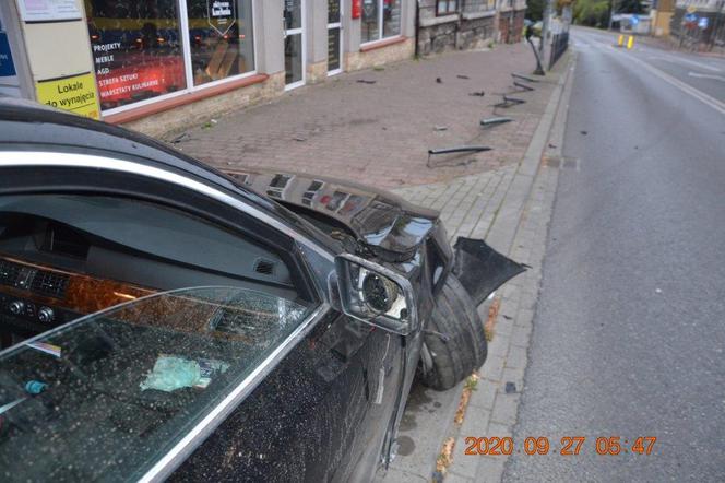 Tarnów. Pijany kierowca ściął słupki na ul. Mickiewicza. Policja odwiedziła go w domu
