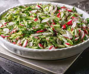 Chrupiąca surówka z rzodkiewek i ogórków na powitanie wiosny