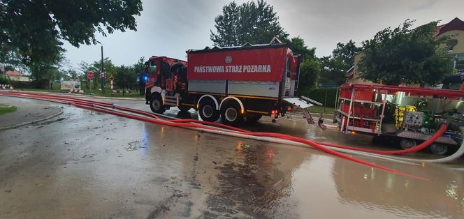 Zalane ulice, woda w budynkach. Dramatyczna sytuacja w Suchaczu i Tolkmicku