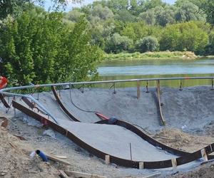 Miłośnicy rowerowych akrobacji nie mogą się tego doczekać. Pumptrack powstaje w Starym Fordonie [GALERIA]