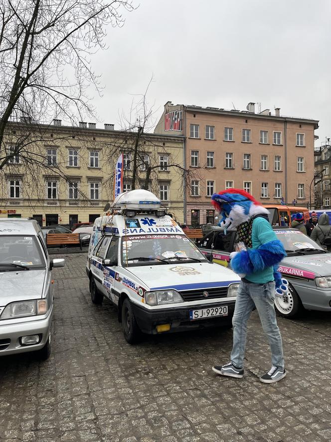 WOŚP 2024 w Krakowie. Zlot samochodów Złombol na Placu Wolnica przyciągnął tłumy fanów aut rodem z PRL-u