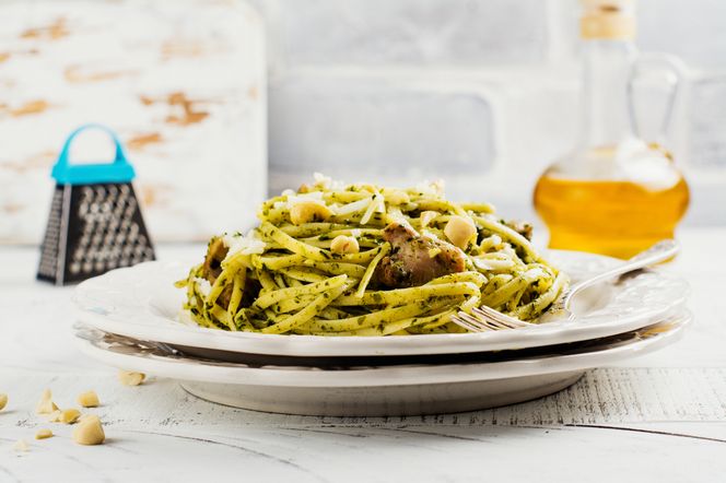 Makaron z indykiem i pesto bazyliowym: przepis na lekkostrawne danie