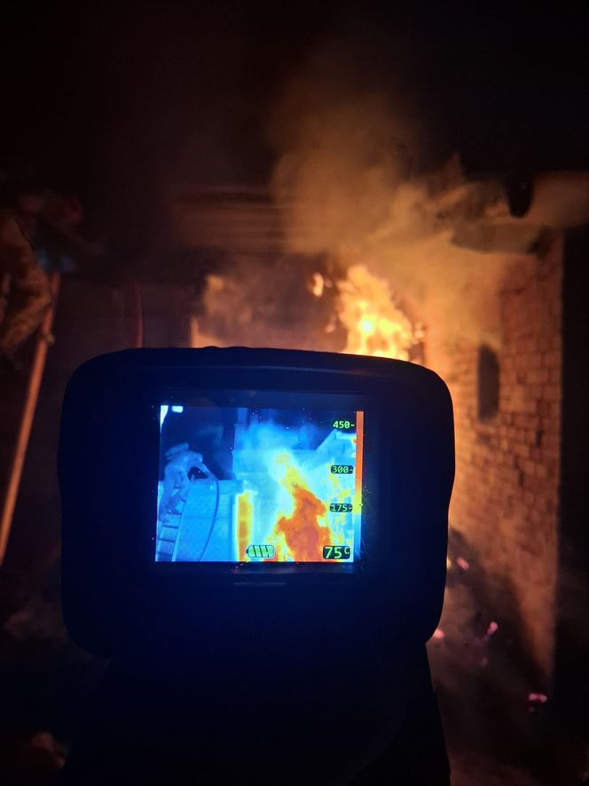 Nocny pożar na Sienkiewicza w Lesznie. Możliwe, że to było podpalenie [ZDJĘCIA]