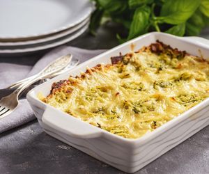 To danie serwuję na obiad w lecie. Ta zapiekanka z cukinii jest pełna smaku i aromatu 