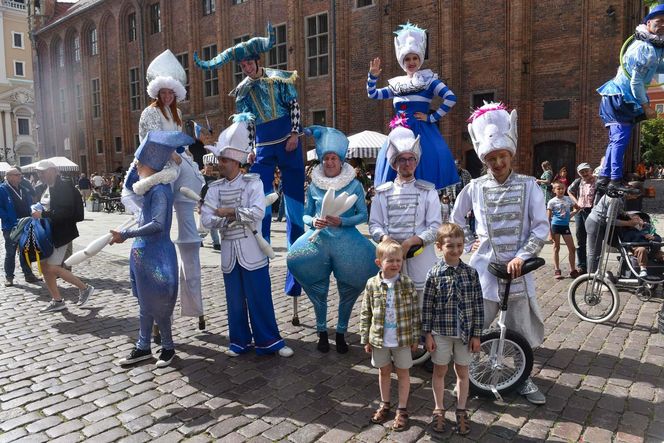 Kolorowa parada na otwarcie Dni Torunia. Przeszła przez serce toruńskiej starówki
