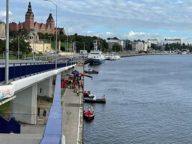 Akcja ratunkowa na Odrze w Szczecinie. Do rzeki wjechał samochód