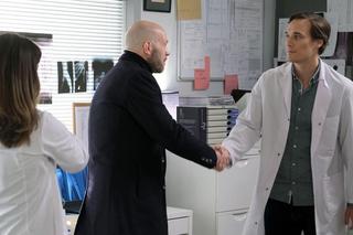 M jak miłość odc. 1796. Aneta (Ilona Janyst), nowy lekarz Wojtek Majer (Paweł Parczewski), Olek (Maurycy Popiel)