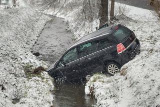 Opel wpadł do potoku. Kierowca nie mógł się wydostać z samochodu