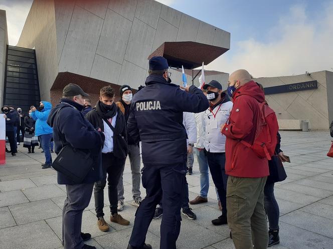 Protest branży gastronomicznej w Toruniu. Zanieśli trumnę pod pomnik Kopernika