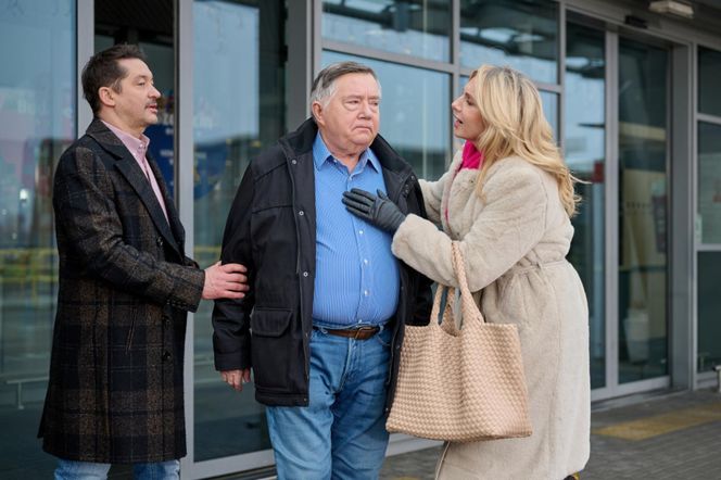 Na Wspólnej, odc. 4002. Włodek (Mieczysław Hryniewicz), Monika (Sylwia Gliwa), Bogdan (Wojciech Brzeziński)