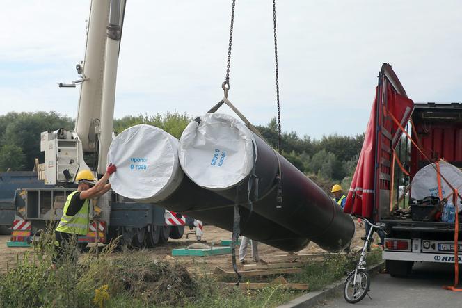 Zgrzewają rury do budowy rurociągu