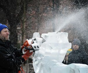 Rekordziści Guinnessa w rzeźbieniu w lodzie na przemyskim jarmarku świątecznym