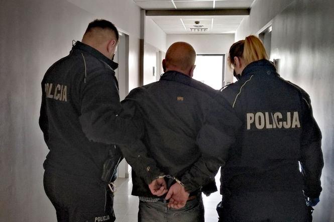 Grodzisk Wielkopolski: Bandzior wszedł do domu staruszki i wymachiwał bronią! Groził, że ją ZABIJE!