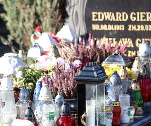 Grób Edwarda Gierka w Sosnowcu tonie w kwiatach na Wszystkich Świętych