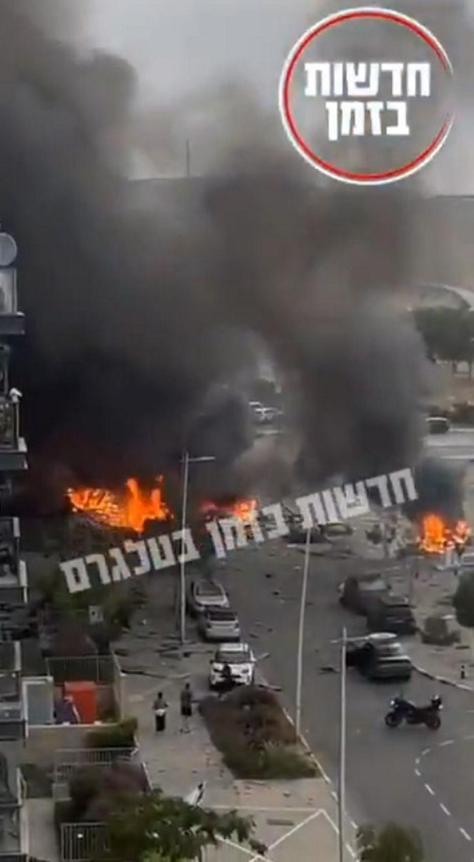 Wielki atak na Izrael! Na zdjęciach widać, jak rakieta trafia w blok