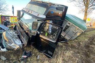 Horror w Golanach. Czołowe zderzenie ciężarówki i audi. Nie żyje kierowca osobówki