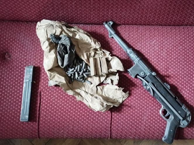 Pistolet maszynowy ukryty w centrum Tarnowa. Obok magazynek i amunicja