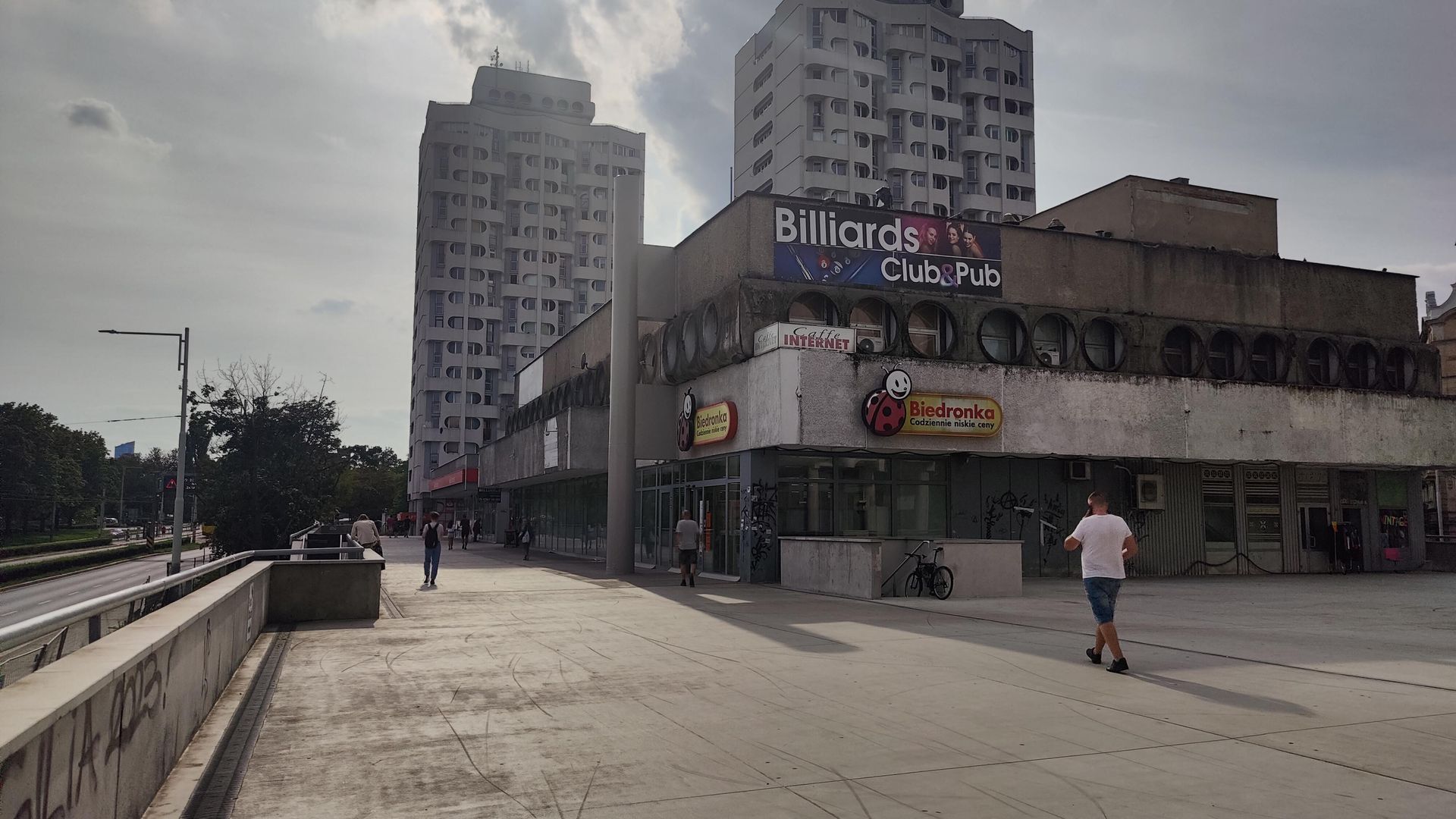 Remont esplanady przy Sedesowcach we Wrocławiu