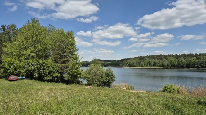To jezioro w Olsztynie ma niezwykle czystą wodę. Jest kilka dzikich plaż, które świecą pustkami