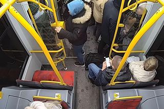 Szokujące sceny z tramwaju w Warszawie. Opublikowano właśnie nagranie. „Trzymaj się mocno”