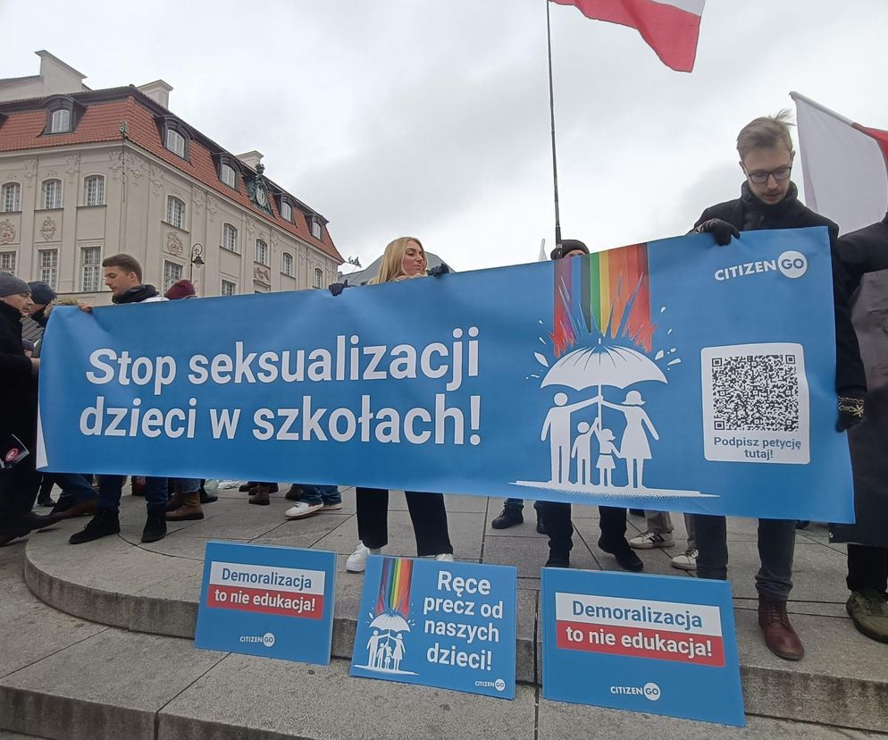Tak – dla edukacji! Nie – dla deprawacji!”.