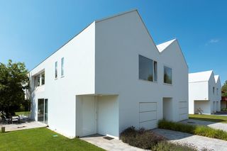 Bryła i wnętrza bliźniaka z narożnym przeszkleniem