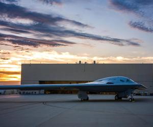 B-21 Raider przed hangarem w Palmdale