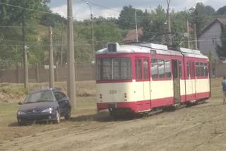 Tramwaj uderzył w samochód - piknik w MZK. 