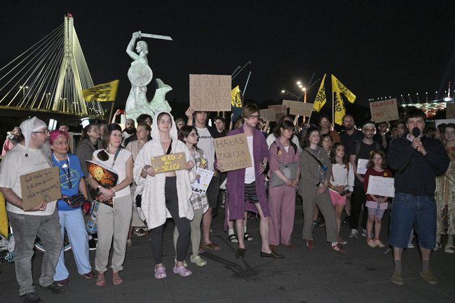 Przeszli przez Warszawę w piżamach i kapciach. Krzyczeli "Chcemy spać!"