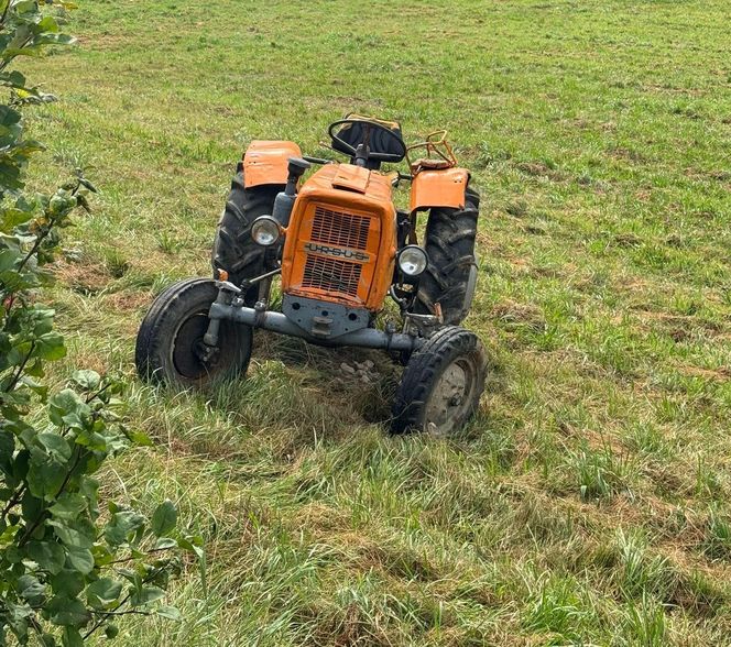 Zakliczyn: Pijany traktorzysta dachował i uciekł z miejsca zdarzenia