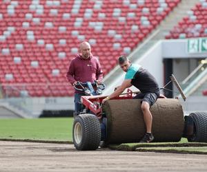 Rozkładanie murawy na Stadionie Narodowym